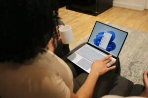 Windows 11 copia macOS. Uno sguardo all’interfaccia grafica e in ultimo, la voce di Cortana.