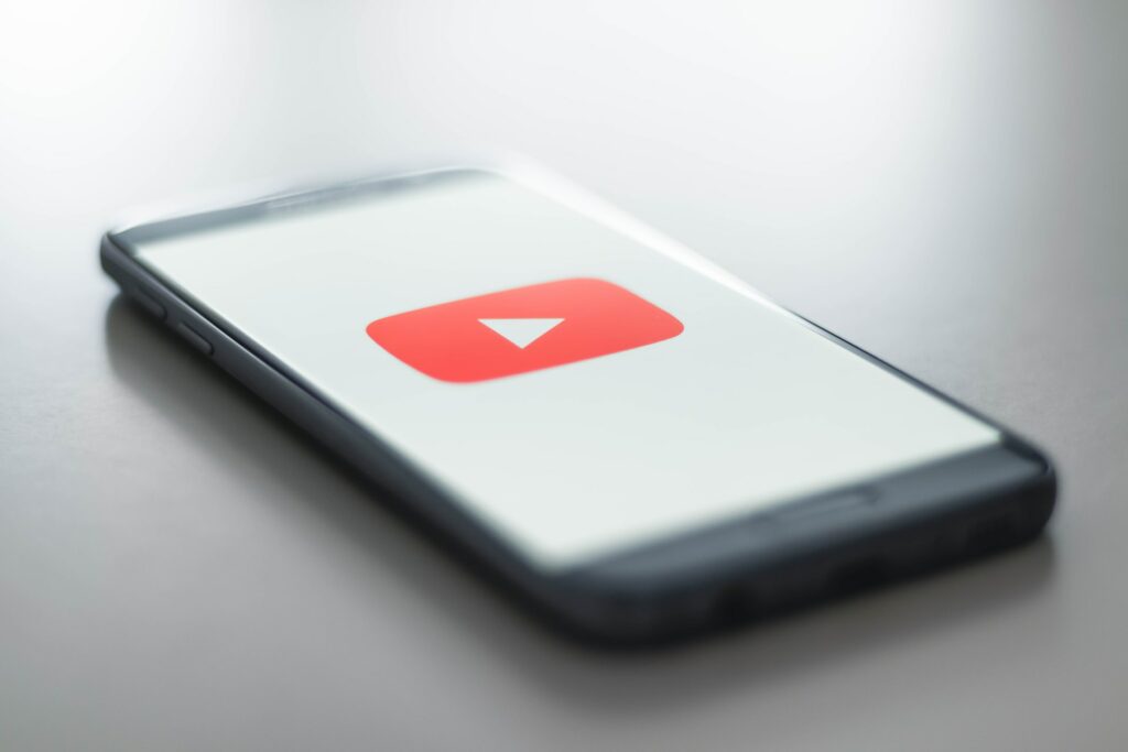 YouTube alza il livello di controllo sul Cyberbullismo: STOP ai Contenuti di simulazioni di minorenni vittime di violenza creati dalle IA