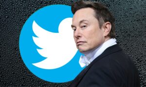 Elon Musk con il logo di Twitter alle spalle