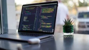 Vulnerabilità negli IDE con assistenti AI: un altro problema di sicurezza