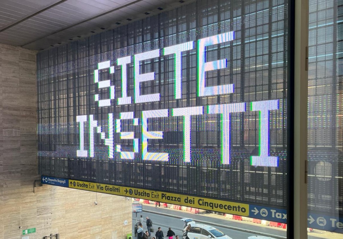 Stazione Termini, Tiburtina e Milano: Sui monitor “Siete Insetti”