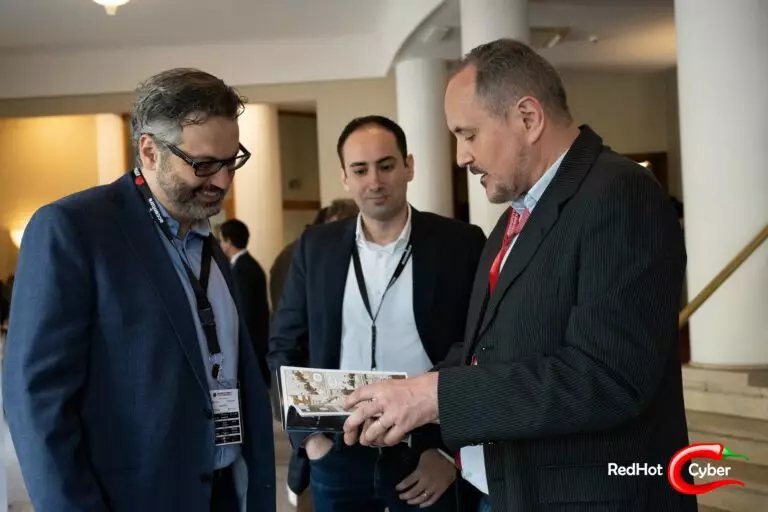 Massimiliano Brolli da il benvenuto a Marco Molinaro Accenture Security Lead for Italy, Central Europe and Greece e a Martino Bevacqua Managing Director di Accenture alla Red Hot Cyber Conference 2024