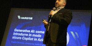 Immagini dello speech di Angelo Dicorcia, Sales Engineers Enterprise Account Team presso Varonis dal titolo "Generative AI: come introdurre in modo sicuro Copilot in azienda".