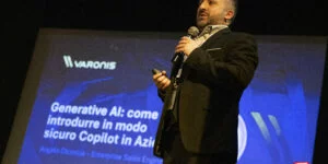 Immagini dello speech di Angelo Dicorcia, Sales Engineers Enterprise Account Team presso Varonis dal titolo "Generative AI: come introdurre in modo sicuro Copilot in azienda".