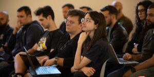 Ragazzi che stanno seguendo i workshop "hands-on"