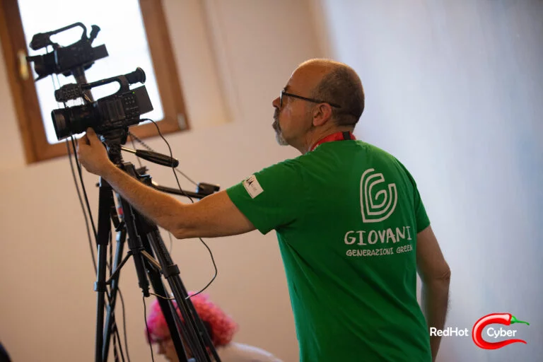 Maurizio Rossi che riprende i workshop "hands-on"