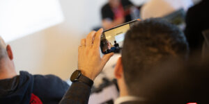 Un ragazzo scatta una fotografia in un workshop "hands on"