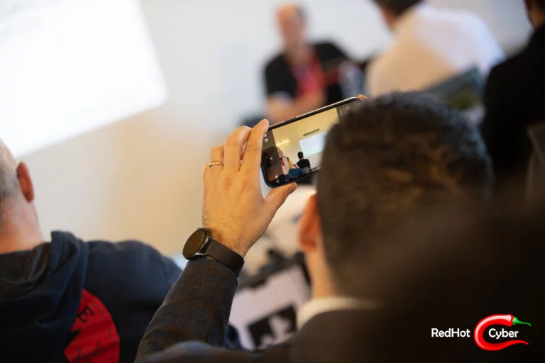 Un ragazzo scatta una fotografia in un workshop "hands on"