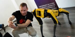 Manuel Roccon fa una foto con SPOT della Boston Dynamics, portato dallo Sponsor Sostenitore Accenture