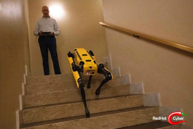 SPOT mentre fa le scale per scendere dal secondo piano dei workshop