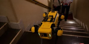 SPOT Sale le scale del Teatro Italia per andare nella sala dei workshop "hands-on"