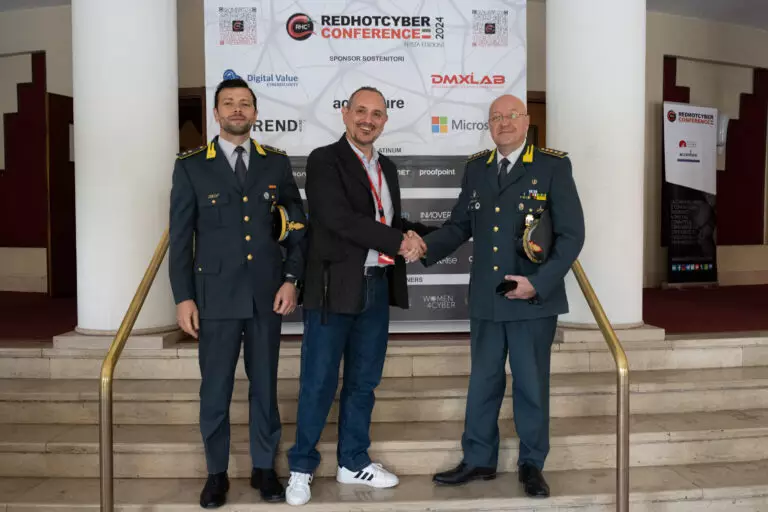 Massimiliano Brolli da il benvenuto a Marco Tolla Direttore Analisi Innovazione e sviluppo della Guardia di Finanza e al tenente Alfonso Formisano Capo in S.V. della Sezione Consulenza e Aggiornamento e Innovazione e Sviluppo della Direzione Analisi della Guardia di Finanza