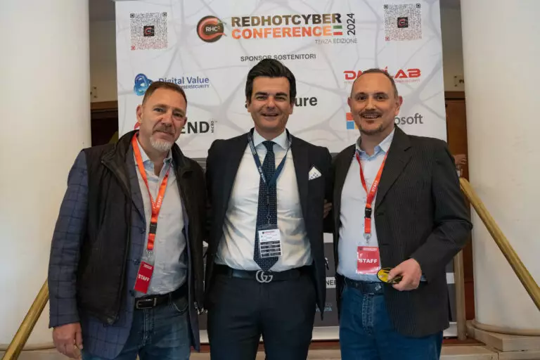 Massimiliano Brolli e Roberto Villani danno il benvenuto a David Cenciotti Giornalista aerospaziale, ex ufficiale dell'AM, ingegnere informatico ed esperto di cybersecurity alla Red Hot Cyber Conference 2024