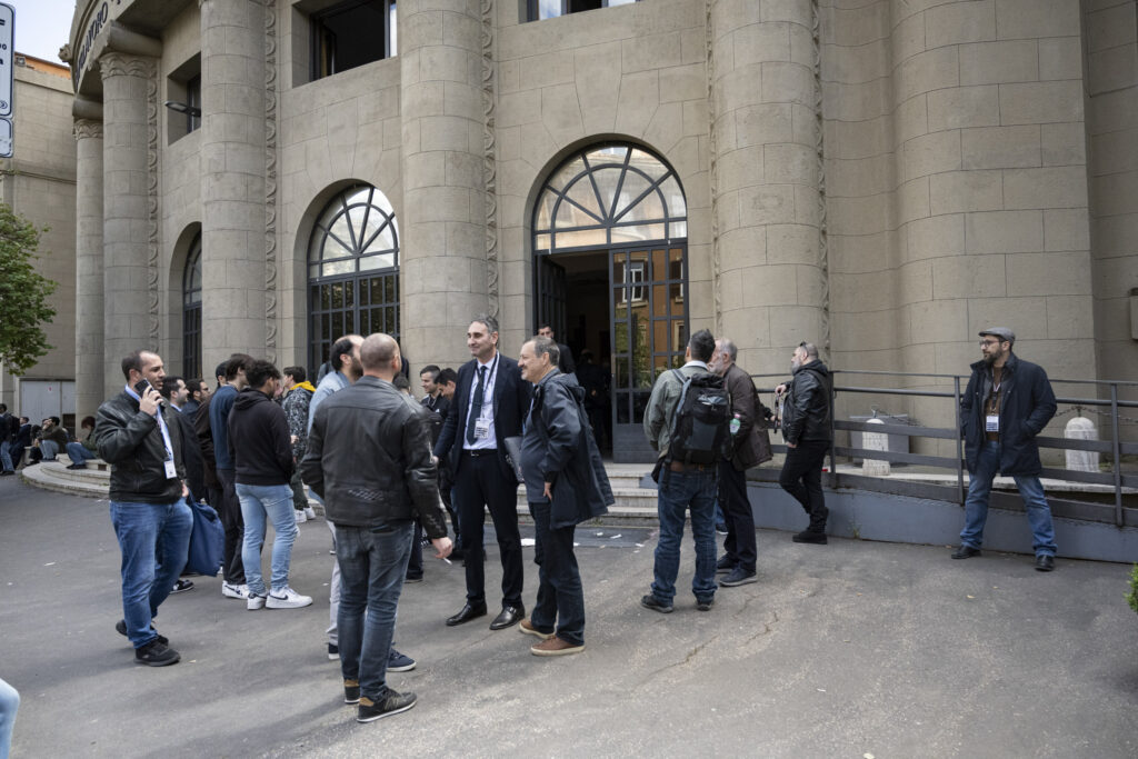Persone in attesa dell'inizio della conferenza di fronte al Teatro Italia