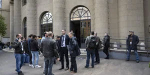 Persone in attesa dell'inizio della conferenza di fronte al Teatro Italia