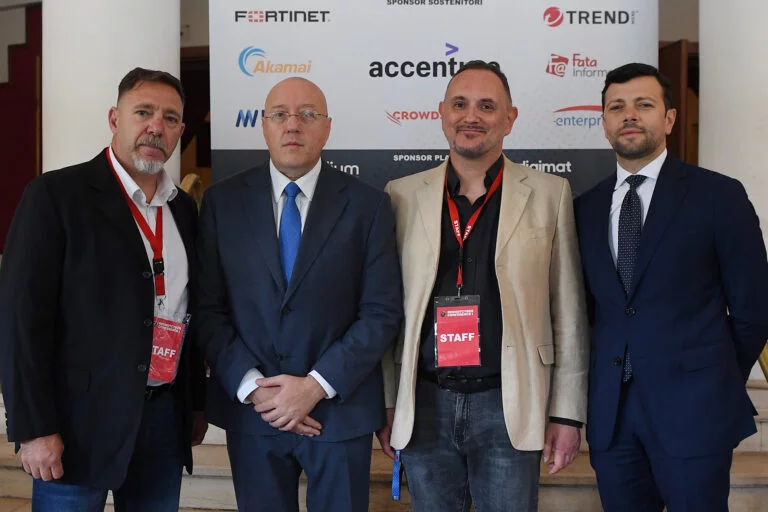 Roberto Villani assieme al Tenente Alfonso Formisano Capo in S.V. della Sezione Consulenza e Aggiornamento e Innovazione e Sviluppo della Direzione Analisi della Guardia di Finanza, Massimiliano Brolli fondatore di Red Hot Cyber e Marco Tolla Direttore Analisi Innovazione e sviluppo della Guardia di Finanza