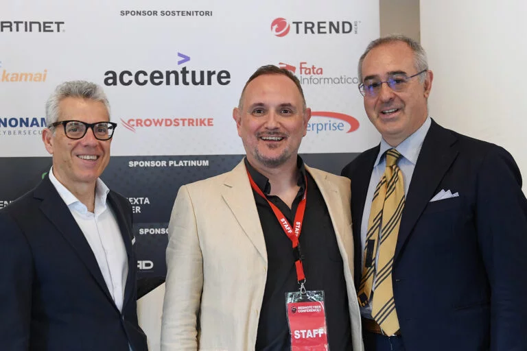 Giovanni Ciminari, Head of Cybersecurity di Sogei assieme a Massimiliano Brolli, fondatore di Red Hot Cyber e Luca Piccinelli Chief Cyber Security & Privacy Officer di Huawei Italia