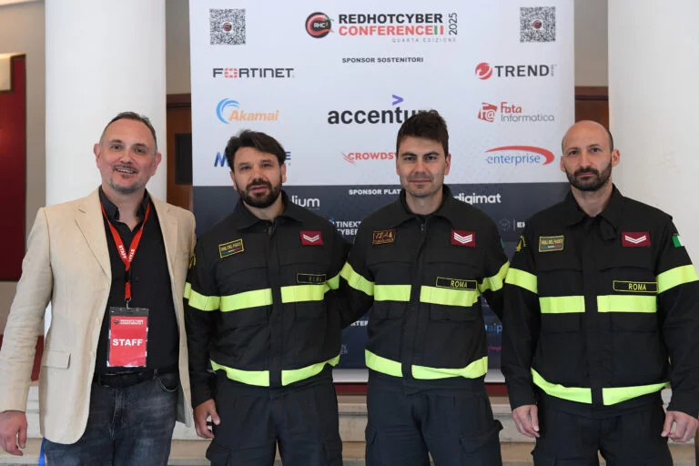 Massimiliano Brolli assieme ai vigili del fuoco che hanno presidiato l'evento