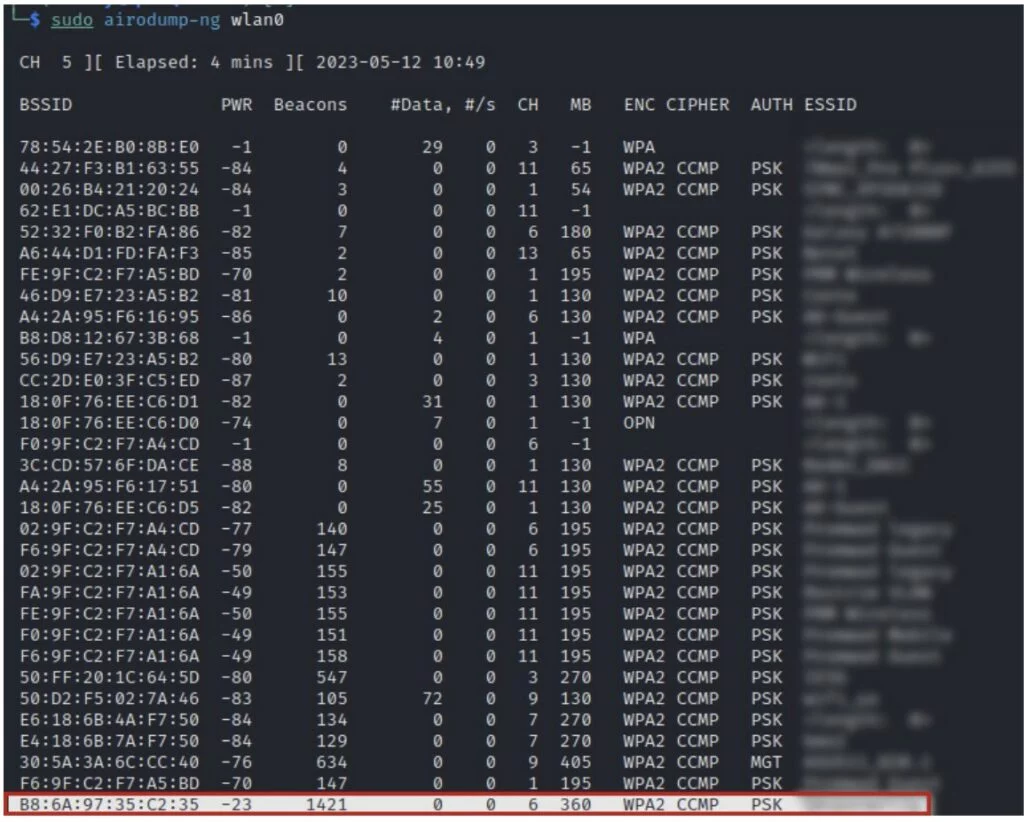 Terminale che mostra la conferma WPA Handshake catturato in alto a destra