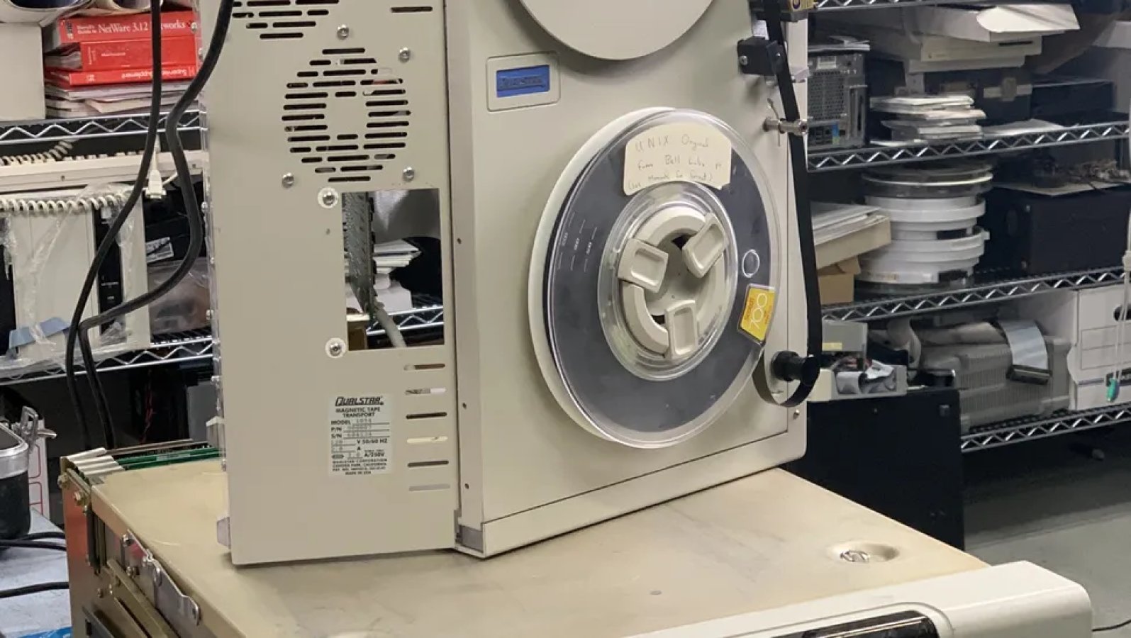 Ritrovato dopo 50 anni: il raro nastro UNIX V4 rivive al Computer History Museum