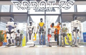 Aperti i battenti del primo negozio di robot umanoidi al mondo in Cina. Saremo pronti?