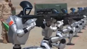 Robot cinesi con mitragliatrici: realtà o AI? La verità che spaventa il mondo