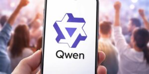 Una immagine che mostra sul monitor di uno smartphone il logo di Qwen e sullo sfondo molte persone che esultano