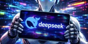 Un'immagine futuristica ad alta definizione raffigura un robot umanoide bianco e cromato con occhi blu luminosi. Il robot regge con entrambe le mani un tablet digitale che visualizza il logo e la scritta "deepseek" su uno sfondo scuro con interferenze luminose multicolori. L'ambiente circostante è un vortice di luci bokeh al neon (viola, blu e gialle) che suggeriscono un'elaborazione dati ad alta velocità. L'estetica richiama l'intelligenza artificiale avanzata, la robotica di nuova generazione e la potenza computazionale dei moderni modelli di linguaggio.