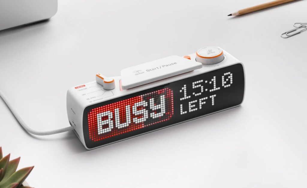 Tavolo moderno con dispositivo Busy Bar di Flipper Zero che blocca porte, spegne musica e disattiva reti sociali in uno stile professionale.