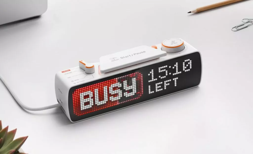 Tavolo moderno con dispositivo Busy Bar di Flipper Zero che blocca porte, spegne musica e disattiva reti sociali in uno stile professionale.