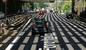 Benvenuti in Italia Autopilot! Dove le ombre sul cemento battono l’intelligenza artificiale