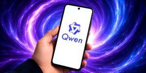 Una mano teneva uno smartphone con il logo dell'intelligenza artificiale Alibaba Qwen visibile sopra, mentre allo sfondo si sviluppa un vortice di luce blu e porpora. L'immagine rappresenta un'ambientazione tecnologica dinamica che evidenzia l'interazione tra l'intelligenia artificiale e le soluzioni open-source, in linea con il contesto di un boicottaggio massivo dei black hacker contro piattaforme come ChatGPT, Claude e Gemini.