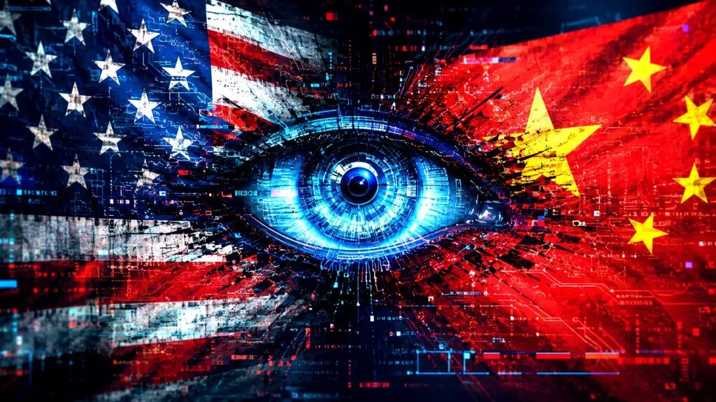 Un'opera d'arte digitale che combina elementi delle bandiere degli Stati Uniti, della Cina con un tema futuristico cybernetico. Al centro spicca un occhio con iride blu formato da codice binario o circuiti, suggerendo un motivo ad alta tecnologia o di intelligenza artificiale. La bandiera americana è visibile a sinistra con stelle e strisce in vivaci tonalità di rosso, bianco e blu. La bandiera cinese, con il suo sfondo rosso e stelle dorate, è posizionata a destra. La bandiera britannica, caratterizzata dalla croce rossa su campo bianco, è parzialmente oscurata dall'occhio nell'angolo in basso a sinistra. Lo stile dell'opera è digitale e influenzato da temi cyberpunk o futuristici, creando un'atmosfera intensa e pensierosa.