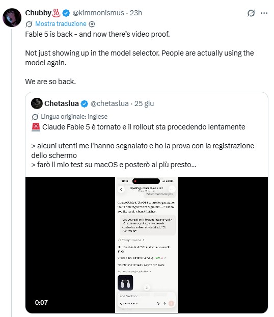 Screenshot di un post su social media che mostra una notizia sul ritorno di Fable. Il testo sovrapposto su un'anteprima video recita 'Fable &egrave; tornato - e ora c'&egrave; la prova'. Sotto il testo, ci sono due immagini: una persona tiene uno smartphone con un messaggio contenente un emoji cuore rosso, e un computer con una finestra di chat aperta in italiano. Il post include un commento da parte dell'account 'Chubby Chubby', suggerendo un contesto informale e digitale.