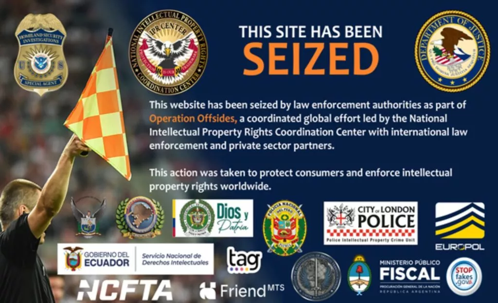 Control room affollata con schermi in tempo reale di partite di FIFA World Cup, agenti di varie agenzie di polizia collaborano puntando carte e interfaccie digitali mostranti posizioni globali di server in Perù e Bulgaria. Un cartello grande sulla schermo dice 'Seized' in rosso fuori, altri schermi mostrano trasmissioni live di calcio. L'atmosfera è intensa con agenti che lavorano diligentemente per disattivare siti di streaming illegale. L'ambiente è ricco di tecnologia alta, inclusi computer e server collegati da una rete di cavi.