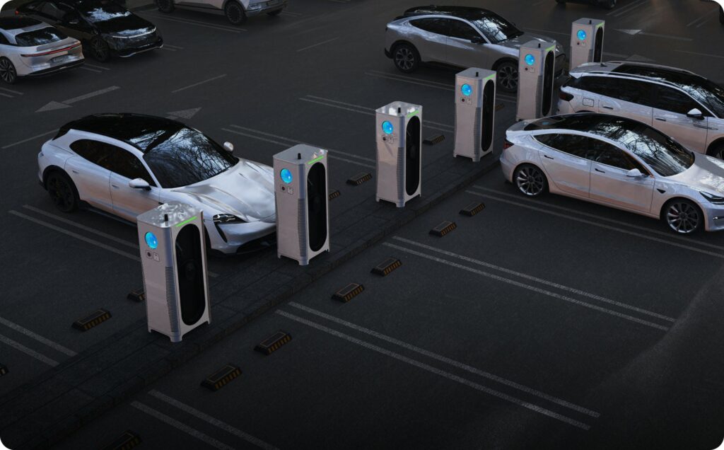 La scena ritrae una stazione di ricarica elettrica durante la notte, con diverse Tesla Model S parcheggiate in fila. Ogni auto è collegata alla rispettiva unità di ricarica, caratterizzata da un design moderno e un'interfaccia digitale. Le stazioni sono illuminate da luci blu e il terreno è segnato da linee bianche per guidare il posizionamento delle vetture. L'area appare ordinata e tranquilla, senza persone o veicoli in movimento, trasmettendo un senso di modernità e consapevolezza ambientale.