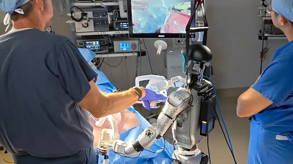 Due persone in attrezzatura chirurgica osservano e operano con robot umanoidi, circondati da apparecchiature mediche