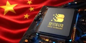 Chip grigio della Biren Technology con logo dorato sul supernode fotonico, sfondo con bandiera cinese