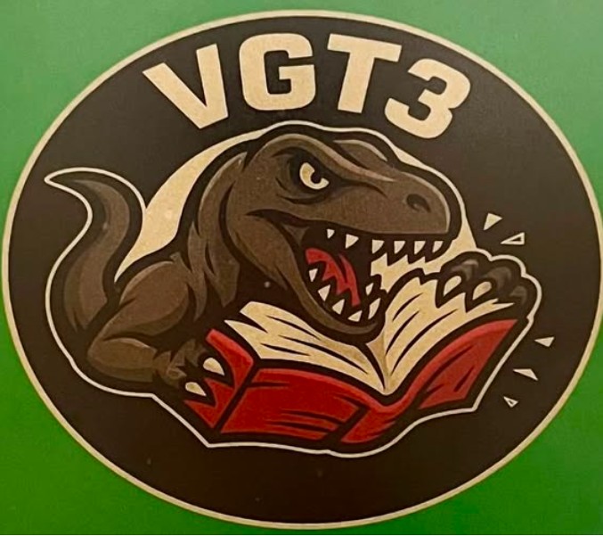 Due stickers neri con un dinosauro che morde un libro aperto, testo VGT3 e illustrazioni in marrone e rosso