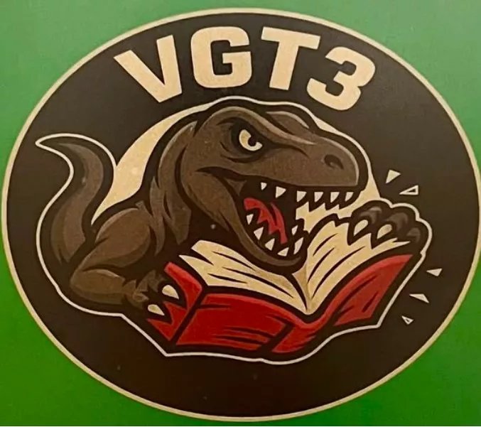 Due stickers neri con un dinosauro che morde un libro aperto, testo VGT3 e illustrazioni in marrone e rosso