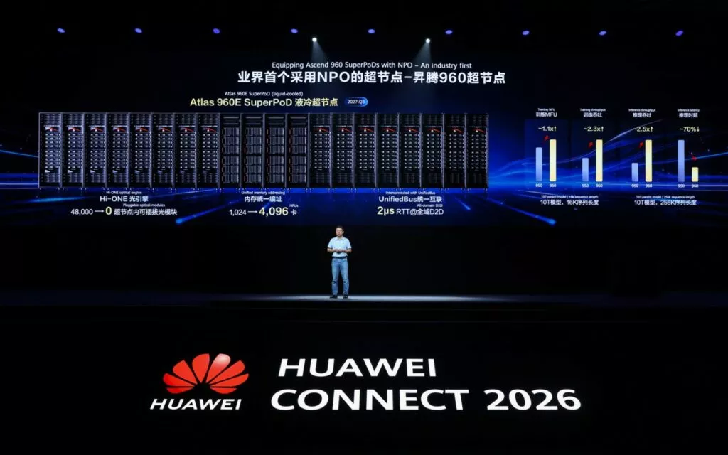 Slide di presentazione Huawei con server illuminato, speaker in abito scuro, logo Huawei e testo in inglese e cinese