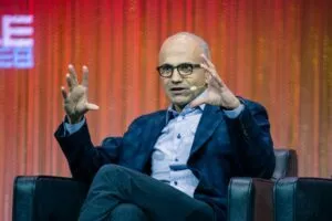 «Frenata di emergenza sull’IA»: Il capo di Microsoft Satya Nadella lancia l’allarme