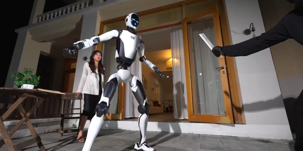 una scena del robot H2-X di unitree robotics che si interpone tra una persona e un malintenzionato con il coltello in mano.